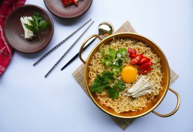 Ramyeon ya da Ramyun, Kore eriştesi, baharatlı, yumurta sarısı, kırmızı biber, mantar ve kimchi soslu Kore eriştesidir. Kore usulü hizmet veriyor.