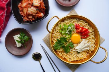 Ramyeon ya da Ramyun, Kore eriştesi, baharatlı, yumurta sarısı, kırmızı biber, mantar ve kimchi soslu Kore eriştesidir. Kore usulü hizmet veriyor.