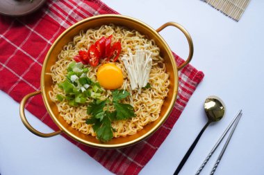 Ramyeon ya da Ramyun, Kore eriştesi, baharatlı, yumurta sarısı, kırmızı biber, mantar ve kimchi soslu Kore eriştesidir. Kore usulü hizmet veriyor.