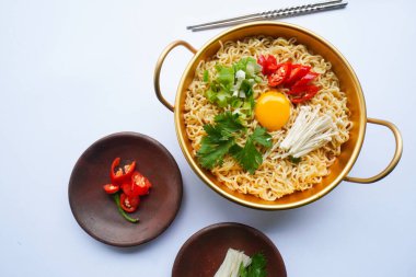 Ramyeon ya da Ramyun, Kore eriştesi, baharatlı, yumurta sarısı, kırmızı biber, mantar ve kimchi soslu Kore eriştesidir. Kore usulü hizmet veriyor.