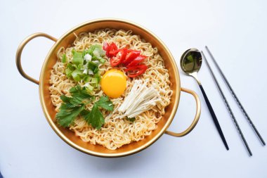 Ramyeon ya da Ramyun, Kore eriştesi, baharatlı, yumurta sarısı, kırmızı biber, mantar ve kimchi soslu Kore eriştesidir. Kore usulü hizmet veriyor.