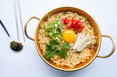 Ramyeon ya da Ramyun, Kore eriştesi, baharatlı, yumurta sarısı, kırmızı biber, mantar ve kimchi soslu Kore eriştesidir. Kore usulü hizmet veriyor.