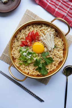 Ramyeon ya da Ramyun, Kore eriştesi, baharatlı, yumurta sarısı, kırmızı biber, mantar ve kimchi soslu Kore eriştesidir. Kore usulü hizmet veriyor.