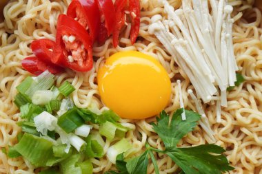 Ramyeon ya da Ramyun, Kore eriştesi, baharatlı, yumurta sarısı, kırmızı biber, mantar ve kimchi soslu Kore eriştesidir. Kore usulü hizmet veriyor.