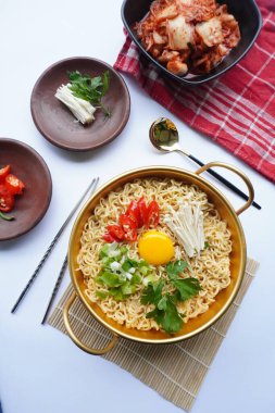Ramyeon ya da Ramyun, Kore eriştesi, baharatlı, yumurta sarısı, kırmızı biber, mantar ve kimchi soslu Kore eriştesidir. Kore usulü hizmet veriyor.