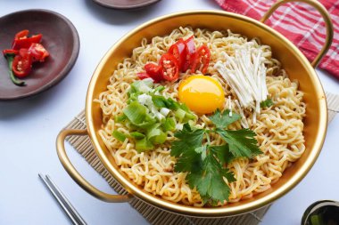 Ramyeon ya da Ramyun, Kore eriştesi, baharatlı, yumurta sarısı, kırmızı biber, mantar ve kimchi soslu Kore eriştesidir. Kore usulü hizmet veriyor.