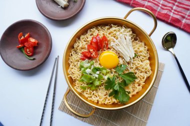 Ramyeon ya da Ramyun, Kore eriştesi, baharatlı, yumurta sarısı, kırmızı biber, mantar ve kimchi soslu Kore eriştesidir. Kore usulü hizmet veriyor.