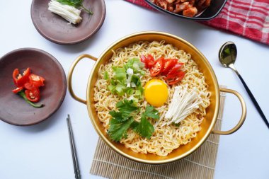 Ramyeon ya da Ramyun, Kore eriştesi, baharatlı, yumurta sarısı, kırmızı biber, mantar ve kimchi soslu Kore eriştesidir. Kore usulü hizmet veriyor.