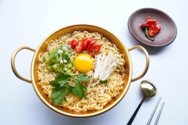 Ramyeon ya da Ramyun, Kore eriştesi, baharatlı, yumurta sarısı, kırmızı biber, mantar ve kimchi soslu Kore eriştesidir. Kore usulü hizmet veriyor.
