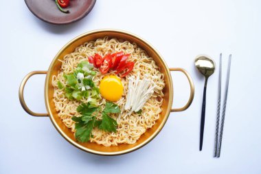 Ramyeon ya da Ramyun, Kore eriştesi, baharatlı, yumurta sarısı, kırmızı biber, mantar ve kimchi soslu Kore eriştesidir. Kore usulü hizmet veriyor.
