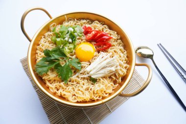 Ramyeon ya da Ramyun, Kore eriştesi, baharatlı, yumurta sarısı, kırmızı biber, mantar ve kimchi soslu Kore eriştesidir. Kore usulü hizmet veriyor.