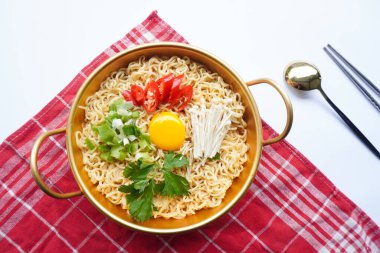 Ramyeon ya da Ramyun, Kore eriştesi, baharatlı, yumurta sarısı, kırmızı biber, mantar ve kimchi soslu Kore eriştesidir. Kore usulü hizmet veriyor.