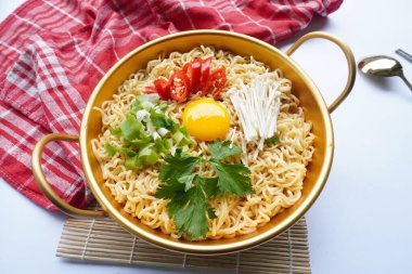 Ramyeon ya da Ramyun, Kore eriştesi, baharatlı, yumurta sarısı, kırmızı biber, mantar ve kimchi soslu Kore eriştesidir. Kore usulü hizmet veriyor.
