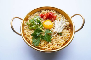 Ramyeon ya da Ramyun, Kore eriştesi, baharatlı, yumurta sarısı, kırmızı biber, mantar ve kimchi soslu Kore eriştesidir. Kore usulü hizmet veriyor.