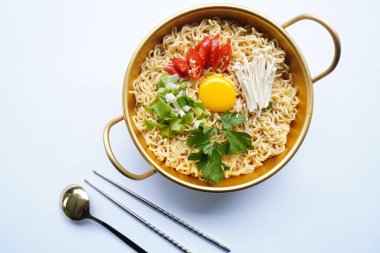 Ramyeon ya da Ramyun, Kore eriştesi, baharatlı, yumurta sarısı, kırmızı biber, mantar ve kimchi soslu Kore eriştesidir. Kore usulü hizmet veriyor.
