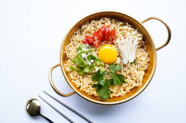 Ramyeon ya da Ramyun, Kore eriştesi, baharatlı, yumurta sarısı, kırmızı biber, mantar ve kimchi soslu Kore eriştesidir. Kore usulü hizmet veriyor.