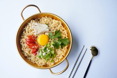 Ramyeon ya da Ramyun, Kore eriştesi, baharatlı, yumurta sarısı, kırmızı biber, mantar ve kimchi soslu Kore eriştesidir. Kore usulü hizmet veriyor.