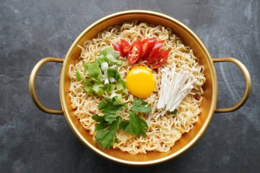 Ramyeon ya da Ramyun, Kore eriştesi, baharatlı, yumurta sarısı, kırmızı biber, mantar ve kimchi soslu Kore eriştesidir. Kore usulü hizmet veriyor.