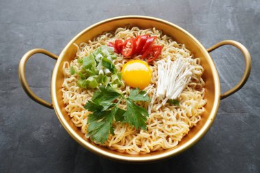 Ramyeon ya da Ramyun, Kore eriştesi, baharatlı, yumurta sarısı, kırmızı biber, mantar ve kimchi soslu Kore eriştesidir. Kore usulü hizmet veriyor.