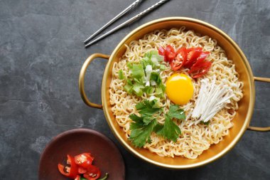 Ramyeon ya da Ramyun, Kore eriştesi, baharatlı, yumurta sarısı, kırmızı biber, mantar ve kimchi soslu Kore eriştesidir. Kore usulü hizmet veriyor.