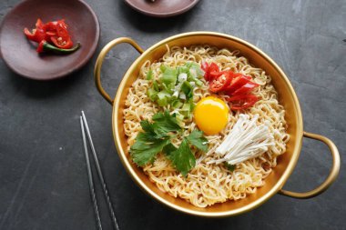 Ramyeon ya da Ramyun, Kore eriştesi, baharatlı, yumurta sarısı, kırmızı biber, mantar ve kimchi soslu Kore eriştesidir. Kore usulü hizmet veriyor.
