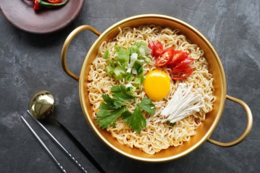 Ramyeon ya da Ramyun, Kore eriştesi, baharatlı, yumurta sarısı, kırmızı biber, mantar ve kimchi soslu Kore eriştesidir. Kore usulü hizmet veriyor.