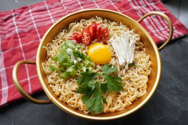 Ramyeon ya da Ramyun, Kore eriştesi, baharatlı, yumurta sarısı, kırmızı biber, mantar ve kimchi soslu Kore eriştesidir. Kore usulü hizmet veriyor.
