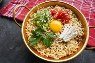 Ramyeon ya da Ramyun, Kore eriştesi, baharatlı, yumurta sarısı, kırmızı biber, mantar ve kimchi soslu Kore eriştesidir. Kore usulü hizmet veriyor.
