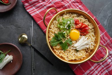 Ramyeon ya da Ramyun, Kore eriştesi, baharatlı, yumurta sarısı, kırmızı biber, mantar ve kimchi soslu Kore eriştesidir. Kore usulü hizmet veriyor.