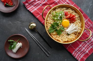 Ramyeon ya da Ramyun, Kore eriştesi, baharatlı, yumurta sarısı, kırmızı biber, mantar ve kimchi soslu Kore eriştesidir. Kore usulü hizmet veriyor.