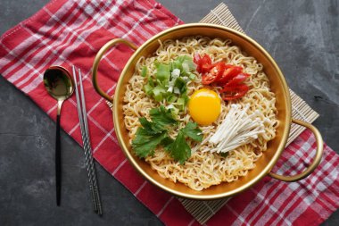 Ramyeon ya da Ramyun, Kore eriştesi, baharatlı, yumurta sarısı, kırmızı biber, mantar ve kimchi soslu Kore eriştesidir. Kore usulü hizmet veriyor.