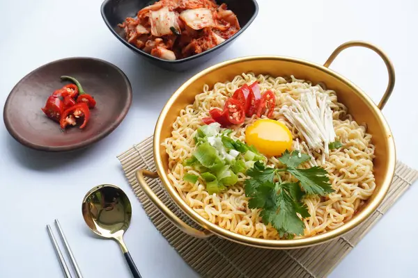 Ramyeon ya da Ramyun, Kore eriştesi, baharatlı, yumurta sarısı, kırmızı biber, mantar ve kimchi soslu Kore eriştesidir. Kore usulü hizmet veriyor.