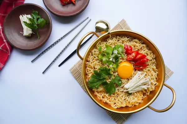 Ramyeon ya da Ramyun, Kore eriştesi, baharatlı, yumurta sarısı, kırmızı biber, mantar ve kimchi soslu Kore eriştesidir. Kore usulü hizmet veriyor.