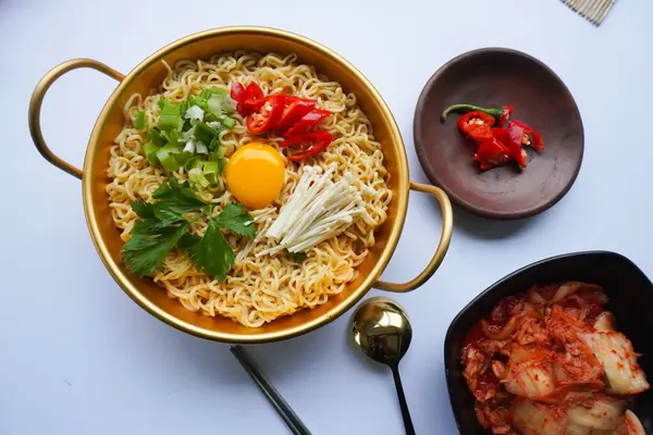 Ramyeon ya da Ramyun, Kore eriştesi, baharatlı, yumurta sarısı, kırmızı biber, mantar ve kimchi soslu Kore eriştesidir. Kore usulü hizmet veriyor.