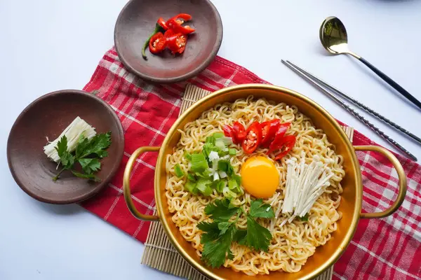 Ramyeon ya da Ramyun, Kore eriştesi, baharatlı, yumurta sarısı, kırmızı biber, mantar ve kimchi soslu Kore eriştesidir. Kore usulü hizmet veriyor.
