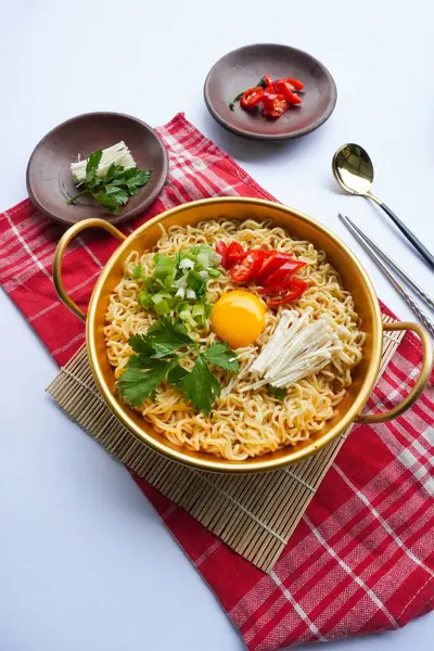 Ramyeon ya da Ramyun, Kore eriştesi, baharatlı, yumurta sarısı, kırmızı biber, mantar ve kimchi soslu Kore eriştesidir. Kore usulü hizmet veriyor.