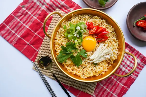 Ramyeon ya da Ramyun, Kore eriştesi, baharatlı, yumurta sarısı, kırmızı biber, mantar ve kimchi soslu Kore eriştesidir. Kore usulü hizmet veriyor.