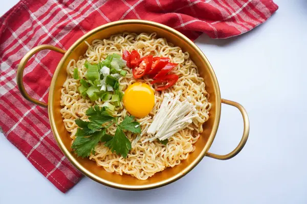 Ramyeon ya da Ramyun, Kore eriştesi, baharatlı, yumurta sarısı, kırmızı biber, mantar ve kimchi soslu Kore eriştesidir. Kore usulü hizmet veriyor.