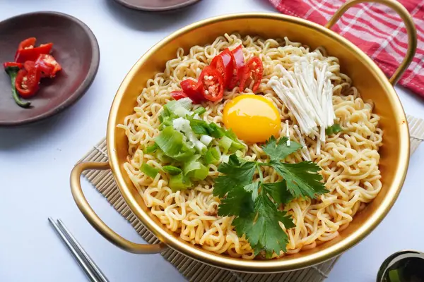 Ramyeon ya da Ramyun, Kore eriştesi, baharatlı, yumurta sarısı, kırmızı biber, mantar ve kimchi soslu Kore eriştesidir. Kore usulü hizmet veriyor.