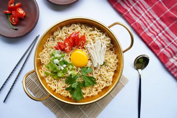 Ramyeon ya da Ramyun, Kore eriştesi, baharatlı, yumurta sarısı, kırmızı biber, mantar ve kimchi soslu Kore eriştesidir. Kore usulü hizmet veriyor.