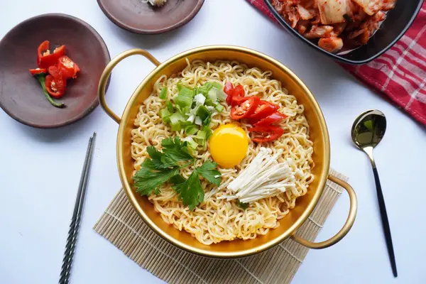 Ramyeon ya da Ramyun, Kore eriştesi, baharatlı, yumurta sarısı, kırmızı biber, mantar ve kimchi soslu Kore eriştesidir. Kore usulü hizmet veriyor.