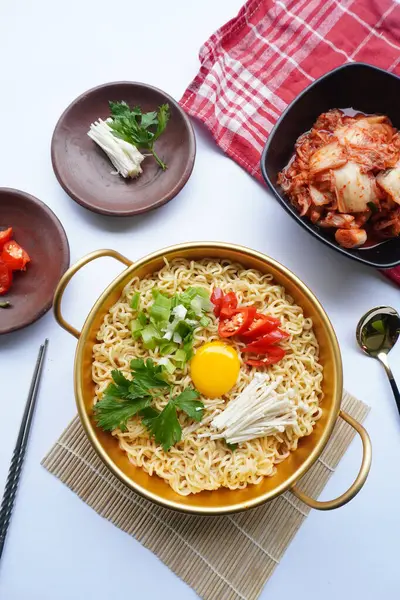 Ramyeon ya da Ramyun, Kore eriştesi, baharatlı, yumurta sarısı, kırmızı biber, mantar ve kimchi soslu Kore eriştesidir. Kore usulü hizmet veriyor.