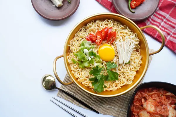 Ramyeon ya da Ramyun, Kore eriştesi, baharatlı, yumurta sarısı, kırmızı biber, mantar ve kimchi soslu Kore eriştesidir. Kore usulü hizmet veriyor.