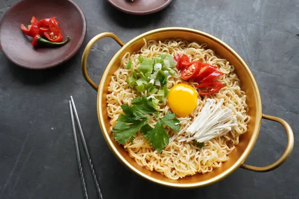 Ramyeon ya da Ramyun, Kore eriştesi, baharatlı, yumurta sarısı, kırmızı biber, mantar ve kimchi soslu Kore eriştesidir. Kore usulü hizmet veriyor.