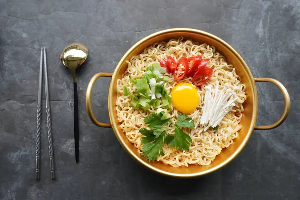 Ramyeon ya da Ramyun, Kore eriştesi, baharatlı, yumurta sarısı, kırmızı biber, mantar ve kimchi soslu Kore eriştesidir. Kore usulü hizmet veriyor.