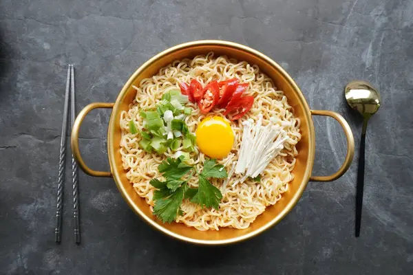 Ramyeon ya da Ramyun, Kore eriştesi, baharatlı, yumurta sarısı, kırmızı biber, mantar ve kimchi soslu Kore eriştesidir. Kore usulü hizmet veriyor.