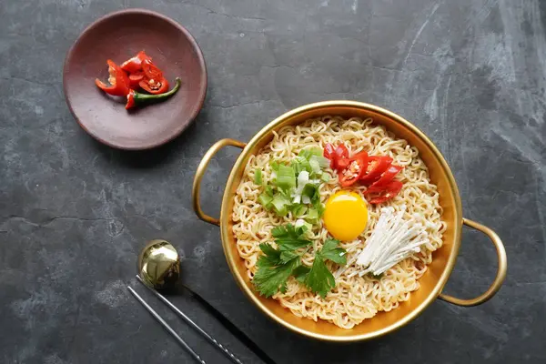 Ramyeon ya da Ramyun, Kore eriştesi, baharatlı, yumurta sarısı, kırmızı biber, mantar ve kimchi soslu Kore eriştesidir. Kore usulü hizmet veriyor.