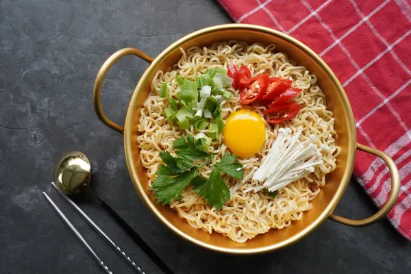 Ramyeon ya da Ramyun, Kore eriştesi, baharatlı, yumurta sarısı, kırmızı biber, mantar ve kimchi soslu Kore eriştesidir. Kore usulü hizmet veriyor.