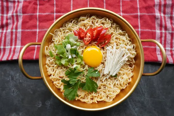 Ramyeon ya da Ramyun, Kore eriştesi, baharatlı, yumurta sarısı, kırmızı biber, mantar ve kimchi soslu Kore eriştesidir. Kore usulü hizmet veriyor.