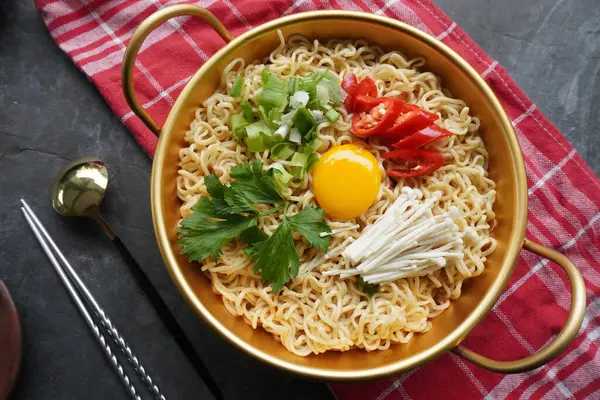 Ramyeon ya da Ramyun, Kore eriştesi, baharatlı, yumurta sarısı, kırmızı biber, mantar ve kimchi soslu Kore eriştesidir. Kore usulü hizmet veriyor.
